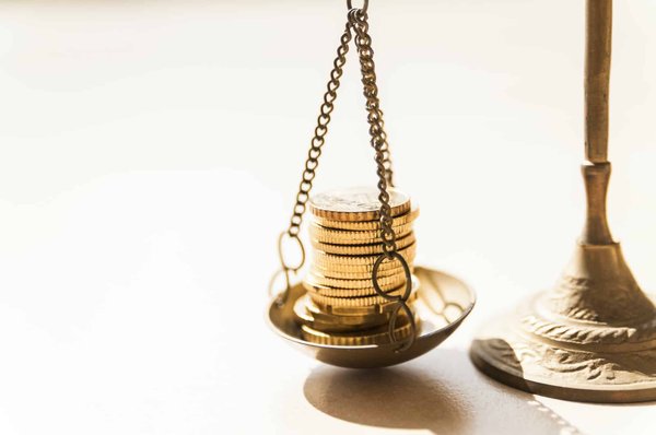 Quels critères doivent être pris en compte lors de l'achat de pièces d'or pour un investissement ?