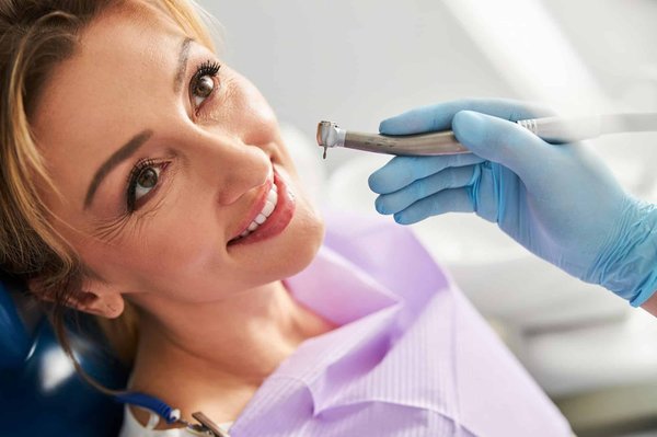 Comment le Centre dentaire Caroline Prud'homme aborde-t-il les traitements multidisciplinaires ?